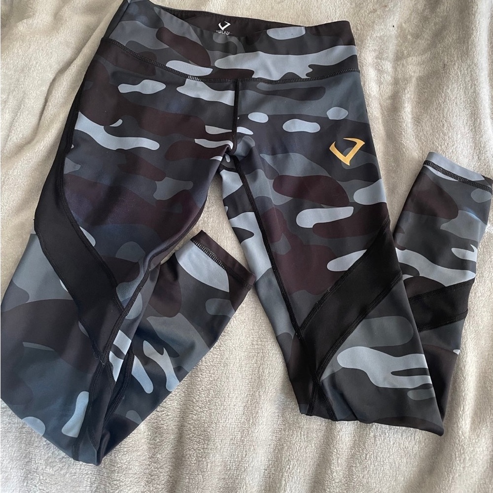 Violate The Dress Code leggings small camo